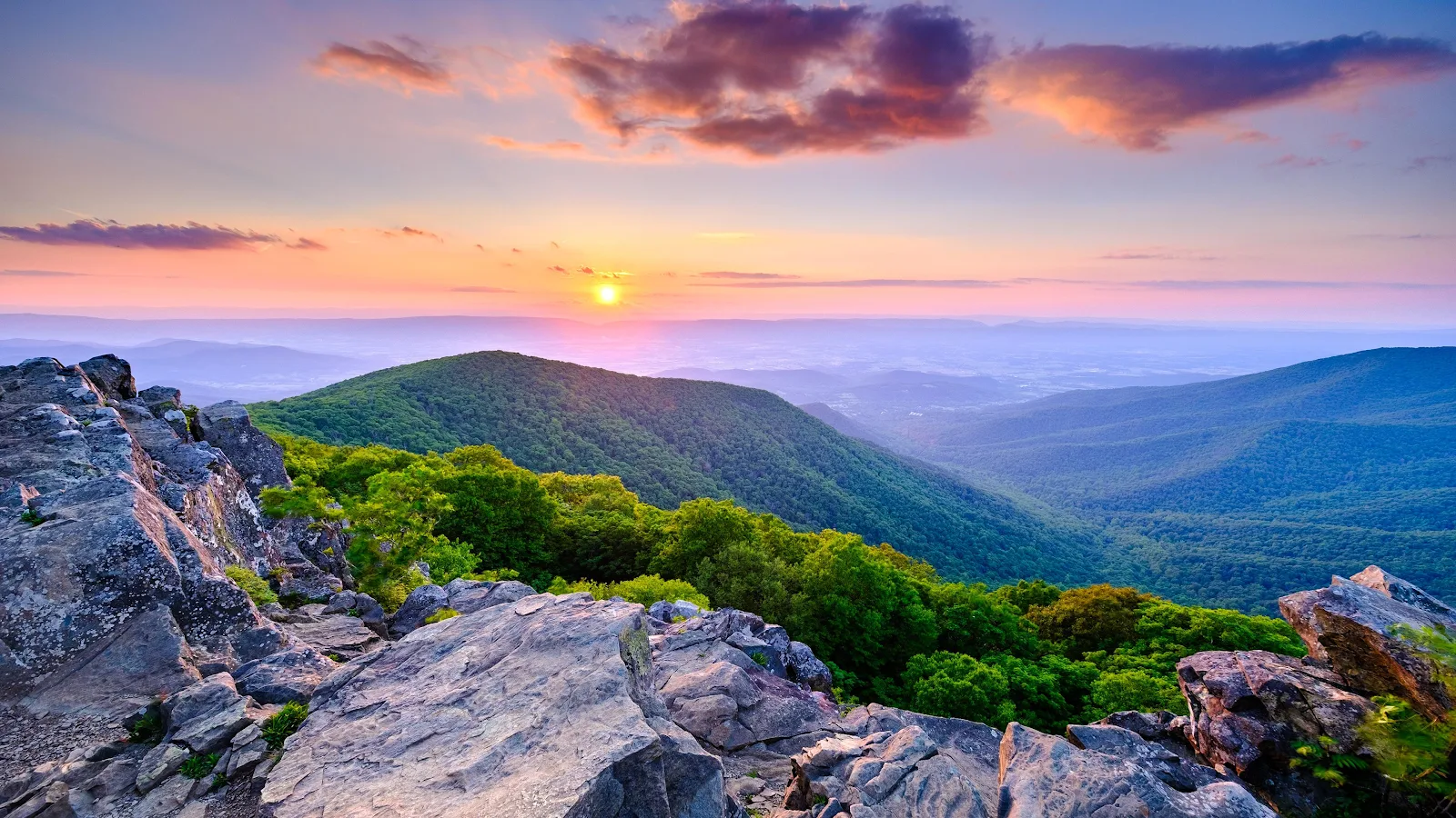 Scenic Mountain Valley Sunset - Landscape Photography 4K Wallpaper (3840x2160)