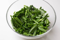 Hẹ rửa thật sạch, cắt thành khúc nhỏ vừa ăn và trộn với 1/2 muỗng canh dầu ăn. Trứng đập ra chén, đánh tan với chút muối. Đun nóng chảo dầu, đổ trứng vào tráng đều chảo, để khoảng 2 - 3 giây thì dùng đũa khấy cho trứng thành miếng nhỏ sau đó cho hẹ vào trộn đều lên. Nêm thêm chút muối và nước tương là xong nha.