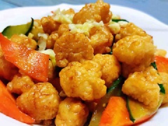 Cho cồi sò điệp xào rau củ ra đĩa bày trí đẹp mắt, khi ăn chấm thêm nước tương cay nữa cho vừa miệng nhé. Những viên cồi sò điệp tẩm bột chiên giòn béo bên ngoài, giòn sai bên trong, rau củ giòn mát, thật hấp dẫn. Món cồi sò điệp xào rau củ có thể dùng với cơm nóng hoặc làm mồi nhậu đều ngon hết sẩy.