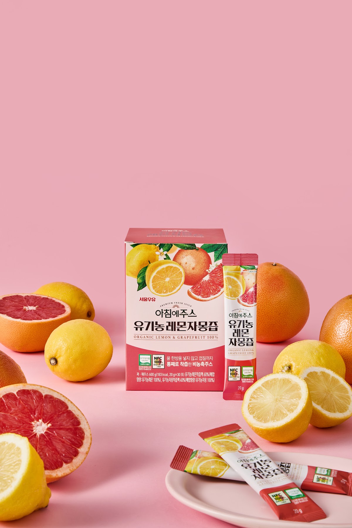 핑크 배경에 레몬 자몽 원물과 함께 연출한 건강식품 스틱 컷