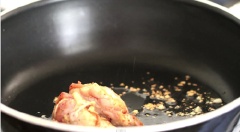Sau 1 giờ, cho 3 muỗng canh dầu ăn vào một chảo lớn, sau đó cho tỏi băm nhỏ vào, xào cho đến khi thơm sau đó cho cánh gà vào.
