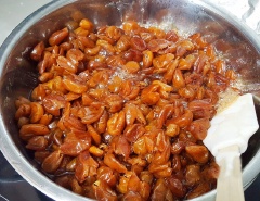 350g đường phèn các bạn đập vụn. Hồng bì sau khi đã tách hạt ướp với đường và muối khoảng 3-4 tiếng ở nhiệt độ phòng cho đường tan. Sau đó cho lên bếp đun sôi rồi giảm nhiệt để ở mức lửa vừa.