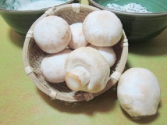 Chuẩn bị nguyên liệu. Nấm mỡ rửa sạch, để ráo nước. Hòa bột mì với một nửa chỗ mè và một ít hạt nêm thành hỗn hợp đặc và hơi sền sệt. Một nửa chỗ mè còn lại thì trộn đều cùng bột chiên xù.