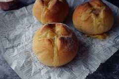 Bánh mì nướng nhân phô mai siêu ngon. Cách làm bánh đơn giản, cho ra thành phẩm những chiếc bánh mì tròn mặt bánh như những miệng núi lửa trào ra nhung nham phô mai trong lạ mắt. Hứa hẹn sẽ chinh phục được sở thích của các thành viên trong gia đình bạn.