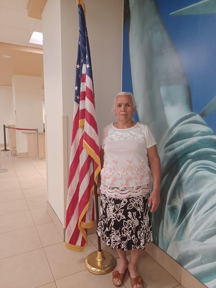 Cliente junto a la bandera de Estados Unidos