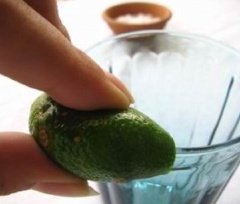 Trang trí ly Martini: sử dụng một miếng chanh xát quanh miệng ly tạo độ ẩm. Sau đó lăn vành ly vào muối để muối bám vào quanh miệng ly. Rót rượu ra ly Martini, trang trí lát cam và trái sơ ri lên miệng ly cho đẹp.