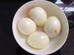 Trứng gà cho vào nồi nước, đun sôi khoảng 7 - 10 phút, luộc chín. Vớt trứng gà ra tô nước lạnh, bóc sạch vỏ.