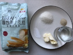 Trong một thố lớn, trộn đều 500g bột làm bánh mì, 10g đường, 25g lòng trắng trứng gà, 2g muối, 10g bơ, 3g men nở và 130 nước lọc. Khuấy đều sau đó dùng tay nhào bột thành khối đồng nhất. Bọc màng thực phẩm ủ bột ở nhiệt độ phòng khoảng 70 phút cho bột nở.
