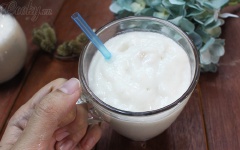 Đổ hỗn hợp mãng cầu ra ly. Vậy là sinh tố mãng cầu đã hoàn thành rồi nhé!
