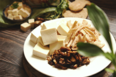 Đầu tiên, bạn cần chuẩn bị đầy đủ các nguyên liệu. Đậu hủ thái miếng. Nấm hương tươi hoặc khô ngâm nềm, thái nhỏ. Sườn non chay ngâm nềm, vắt cho ráo nước rồi xé sợi.
