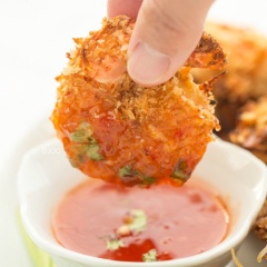 Tôm nướng dừa ăn kèm tương ớt trộn cùng ngò băm sẽ thơm và ngon hơn hẳn đấy nhé!