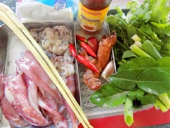 Gừng thái lát mỏng. Hành lá thái khúc, sả đập dập. Lá chanh xé nhỏ, cho hết vào đĩa. Mực làm và rửa sạch để xếp trên đĩa sả. Trong chén trộn đều 1 muỗng canh nước mắm, 3 muỗng nước cốt chanh, 1.5 muỗng canh đường, 1/4 muỗng cà phê tiêu, 2 muỗng canh ớt tỏi băm, 1 muỗng canh ngò rí băm.