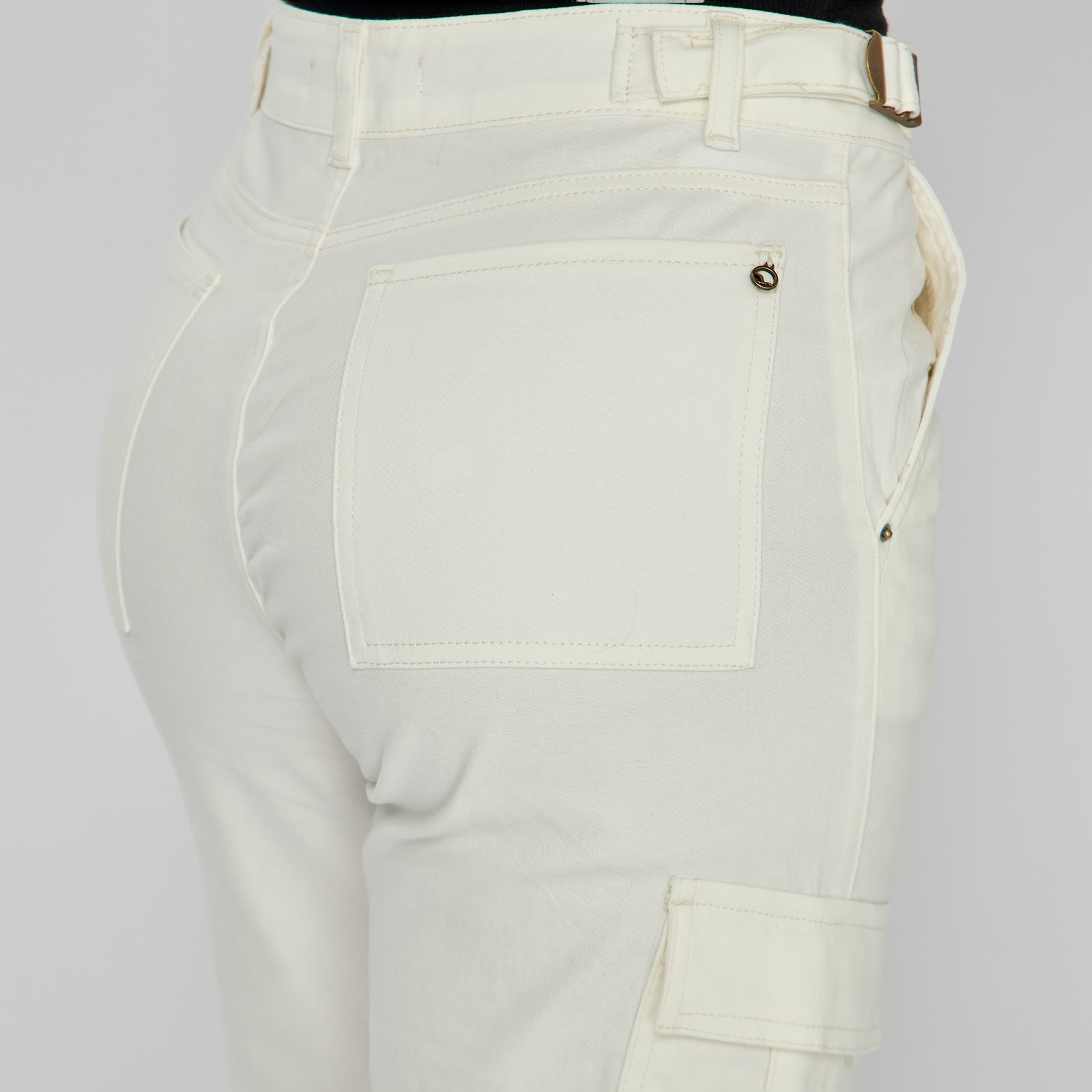 Pantalón cargo bota recta tiro alto en denim stretch, color crudo - Vista 5