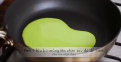 Cách làm bánh crepe trà xanh: Dùng cọ quét 1 lớp bơ (hoặc dầu ăn) lên bề mặt chảo chống dính. Múc một vá hỗn hợp bột làm bánh crepe trà xanh cho vào chảo, nghiên chảo để bánh crepe tráng đều kín mặt chảo tạo thành 1 lớp mỏng. Chiên bánh crepe trà xanh khoảng 10 giây, dùng xẻng lật lại, chiên chín mặt bánh còn còn lại. Làm tương tự cho đến khi hết bột bánh crepe trà xanh.