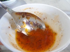 Pha nước sốt : nước cốt 6 trái tắc, đường, tương ớt, 1 ít sả và tỏi phi vàng, tiêu; và nước hấp cá tiết ra lúc nãy. Khuấy đều. Rau má nhặt lấy lá non, bỏ cọng, rửa sạch, để ráo. Dùng 1/3 lượng nước sốt trộn cho thấm rau má.
