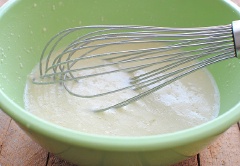 Trong 1 bát nhỏ khác, trộn bột bánh Bisquick với sữa và trứng. Sau đó, dùng khay bánh (khay dùng làm bánh muffin), đổ 1 thìa hỗn hợp trứng bột vào một cốc, thêm 2 muỗng gà trộn, cuối cùng thêm 1 muỗng hỗn hợp trứng bột. Làm lần lượt hết các cốc trên khay bánh.