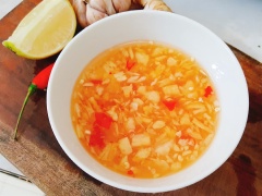 Ngâm miến với nước ấm khoảng 3 phút. Đun một nối nước sôi, cho miến vào luộc 2 phút rồi vớt ra xả với nước lạnh vài lần. Sau đó để ra rổ cho ráo. Riềng, tỏi bóc vỏ. Đâm nhuyễn tỏi, ớt, riềng. Pha nước sốt: vắt nước cốt 1/2 quả chanh, 3 muỗng canh nước mắm, ½ muỗng cà phê muối, 3 muỗng canh đường. Trộn đều cho gia vị tan hết.
