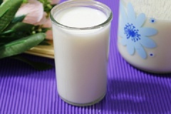 Thời gian ủ đã đủ, bạn cho sữa chua uống vào ngăn mát tủ lạnh, đợi cho sữa lạnh là có thể mang ra và rót ra cốc uống. Rất đơn giản, chẳng chút cầu kì về nguyên liệu cũng như cách thức chế biến, bạn có thể thưởng thức sữa chua uống mỗi ngày để vừa lợi tiêu hóa, lại đẹp da nữa nhé!