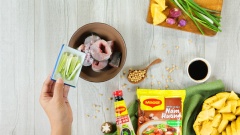 Ướp cá lóc với 5gr hành tím băm, 15gr đầu hành trắng cắt đôi, 1 muỗng canh hạt nêm và 1 ít tiêu xay khoảng 15 phút cho cá thấm gia vị.