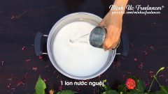 Tiếp tục dùng lon sữa ấy đong 1 lon nước nguội, khuấy đều sữa lần nữa