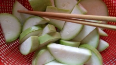 Bầu rửa sạch, cắt miếng vừa ăn (để nguyên vỏ). Hành tím lột vỏ, cắt mỏng. Cần tàu rửa sạch, cắt khúc nhỏ.