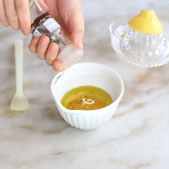 Rau xà lách rửa sạch, cắt khúc ngắn. Hành tây thái lát nhỏ. Trong chén nhỏ trộn đều hỗn hợp dầu giấm gồm: 1/2 muỗng cà phê muối, 1 muỗng canh mật ong, 1.5 muỗng canh giấm (hoặc 2 muỗng canh nước cốt chanh), khuấy cho muối tan rồi cho vào 4 muỗng canh dầu ô liu, chút tiêu, khuấy đều.