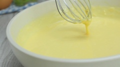 Nhắc tô ra khỏi nồi nước nóng. Rửa sạch, bào lấy 5gr vỏ, vắt 15ml nước cốt, cho tất cả vào tô kem trứng, khuấy đều. Tiếp theo rây 60gr bột mì số 8, 20gr bột bắp, 1/4 muỗng cà phê muối vào tô, trộn đều cho hoà quyện.