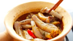 Bắc nồi đất lên bếp, đảo sơ và nhẹ tay cho thịt cá săn lại thì thêm 70gr thịt ba chỉ và 250ml nước dừa. Kho đến khi nước sôi lên thì hớt bỏ bọt dơ. Hạ lửa nhỏ kho cá liu riu khoảng 30 phút.