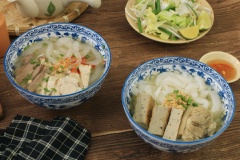 Sợi bánh canh bột gạo có vị mềm mềm còn bánh canh bột lọc có vị dai dai rất thú vị. Các bạn hoàn toàn có thể làm món bánh canh sườn hay chả cá tại nhà cho cả gia đình rồi nhé. Vừa an toàn vệ sinh vừa thơm ngon hấp dẫn.
