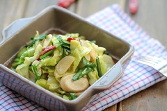 Tắt bếp, rắc hẹ vào, đảo đều. Bày món ăn ra đĩa và dùng với cơm bên gia đình, người thân nhé!
