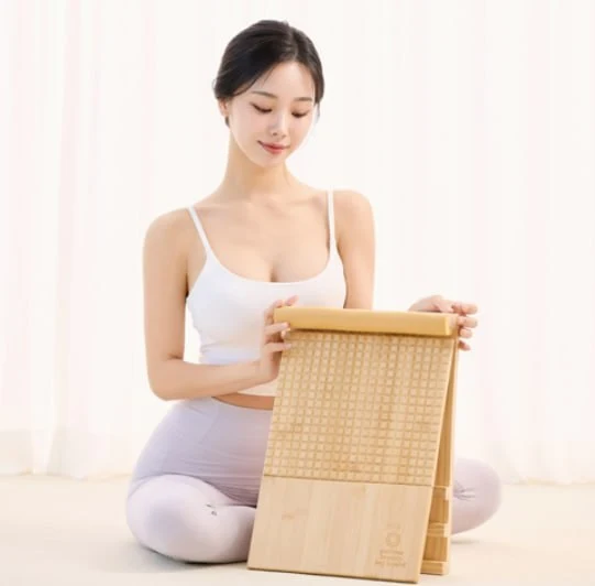 발목 경사대 위에서 스트레칭하는 모습