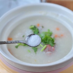 Cuối cùng bạn thêm 1 ít hành ngò vào, nêm gia vị cho vừa ăn rồi tắt bếp nhé! Dọn ra tô rồi ăn nóng ngay thôi nào.