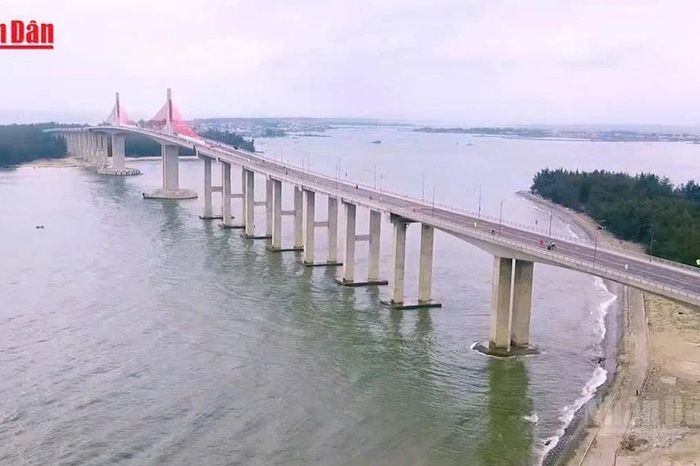 [Video] Cầu vượt biển dài nhất miền Trung chính thức thông xe - Báo Nhân Dân