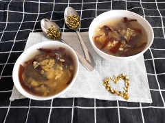 Để chè nguội rồi múc ra chén ăn. Nếu bạn thích lạnh có thể thêm vài viên đá. Những ngày này nếu như ở quê mình thì đã lạnh cóng xương, vậy mà chiều Sài Gòn vẫn oi bức như vậy. Có chén chè thanh mát giải nhiệt thì còn gì bằng nữa!