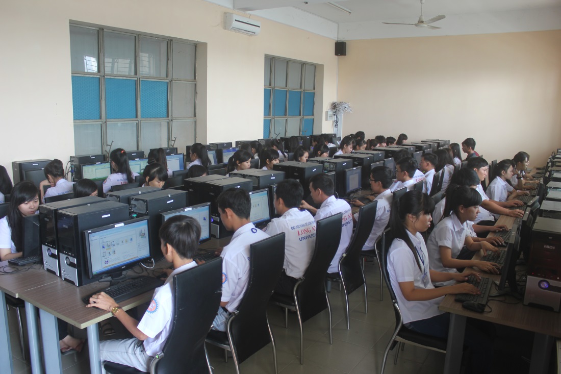 Sinh viên ngành Khoa học máy tính trong giờ thực hành