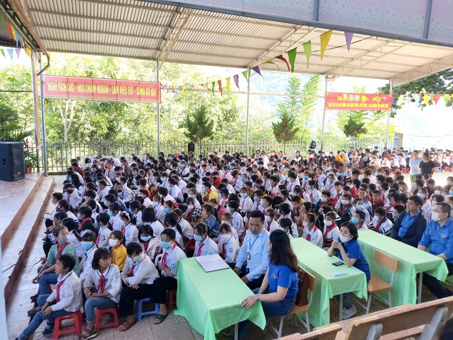 Công đoàn - Chi đoàn Giáo viên Cán bộ Khoa Khoa học Tự nhiên - Công nghệ trao tặng áo phao cứu sinh cho học sinh Trường TH, THCS Tạ Bú
