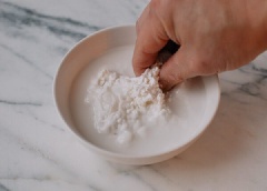 Cho 95gr bột năng, 65gr bột mì, 120ml nước vào trộn đều trong 1 cái tô. Trong 1 chảo chống dính đổ phần nước sôi 300ml vào đun sôi lại, từ từ đổ tô bột nước ở trên vào, khuấy đều cho tới khi bột trong thì tắt bếp.