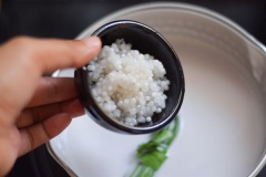 Cho nước cốt dừa, sữa tươi không đường, đường, muối, bột năng, bột báng, lá dứa vào nồi. Đun lửa nhỏ, vừa đun vừa khuấy đều tay đến khi thấy nước cốt dừa đạt độ sệt vừa ý thì nhắc xuống.