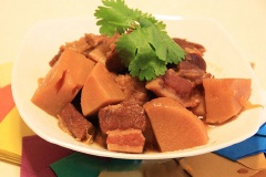 Món thịt kho măng chua tuy béo nhưng không ngấy nhờ vào vị chua chua của măn kích thích vị giác nên trở thành món ăn rất là đưa cơm.