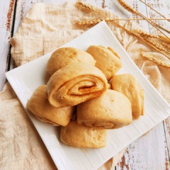 Bánh bao đường nâu hấp chín nở mềm xốp, bạn có thể dùng đổi vị cho bữa sáng gia đình rất tuyệt vời. Khi ăn bánh bao đường nâu, bạn có thể phết thêm ít mứt trái cây vị chua chua, ngọt ngọt sẽ ngon miệng hơn nhiều nhé. Bánh bao không dùng hết thì bạn đem bao quản trong tủ lạnh rồi hâm nóng bằng lò vi sóng rất tiện lợi.