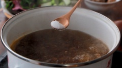 Đặt nồi nước cua lên bếp đun, vừa đun vừa dùng đũa khuấy tròn theo đáy nồi, khuấy đều tay cho đến khi nước cua có các vân của thịt cua chín nổi lên và nồi nước cua có hơi nhẹ bốc lên, vặn nhỏ lửa để nồi nước cua sôi và các phần thịt cua sẽ đóng thành bánh. Vớt cua ra rồi nêm 1 muỗng cà phê hạt nêm, 1/2 muỗng cà phê muối.