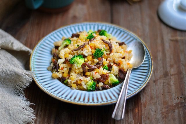 Cơm Chiên Thịt Bò Và Rau Củ Cay Thơm
