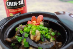 Thêm ít hành lá và tiêu. Vậy là xong tộ cá kèo kho tuyệt vời rồi đó các bạn. Đây là món ngon dễ thực hiện và phù hợp khẩu vị của người Việt