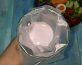 Múc sốt vào túi bóp kem tam giác và cắt đầu nhọn của túi để bóp sốt lên đĩa salad.