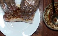 Dùng tay thoa đều hỗn hợp nước ướp vừa trộn lên phần thịt. Tiếp đến dùng khăn lau sạch phần da rồi thoa đều 1/2 muỗng cà phê muối lên da. Đem thịt đặt vào tủ lạnh khoảng 3 tiếng đồng hồ.