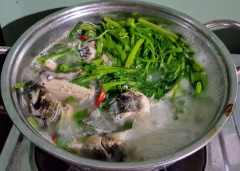 Bắc nồi nước lên bếp đợi nước sôi cho cá vào nêm tất cả gia vị và tắc vào đợi khoảng 3 phút rồi tiếp sau đó cho rau muống vào khoảng 30 giây. Cuối cùng cho rau quế và tắc bếp.