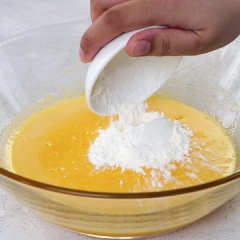 Nhân bánh: Đánh 6 lòng đỏ trứng cho tan rồi cho 135 gram đường tiếp tục đánh đều, cho tiếp 25 gram bột bắp và khuấy cho các hỗn hợp quyện lại với nhau. Sau đó, bắc 1 cái nồi, cho 370 gram kem sữa, 250gr sữa tươi không đường, 1 muỗng cà phê vani, đun lửa vừa đến khi hỗn hợp sôi lăn tăn, tắt bếp, cho vào hỗn hợp trứng, lượt lại rồi để nguội 30 phút.