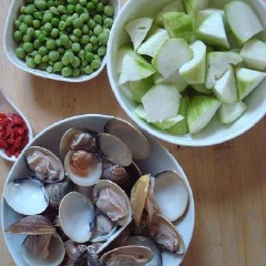 Mướp nạo vỏ cắt miếng dày. Đậu Hà Lan mua loại hat, rửa sạch. 
