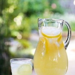 Cho vài lát chanh vàng vào. Đặt bình vào tủ lạnh 30-40 phút trước khi dùng nhé. Vậy là hoàn thành rồi!