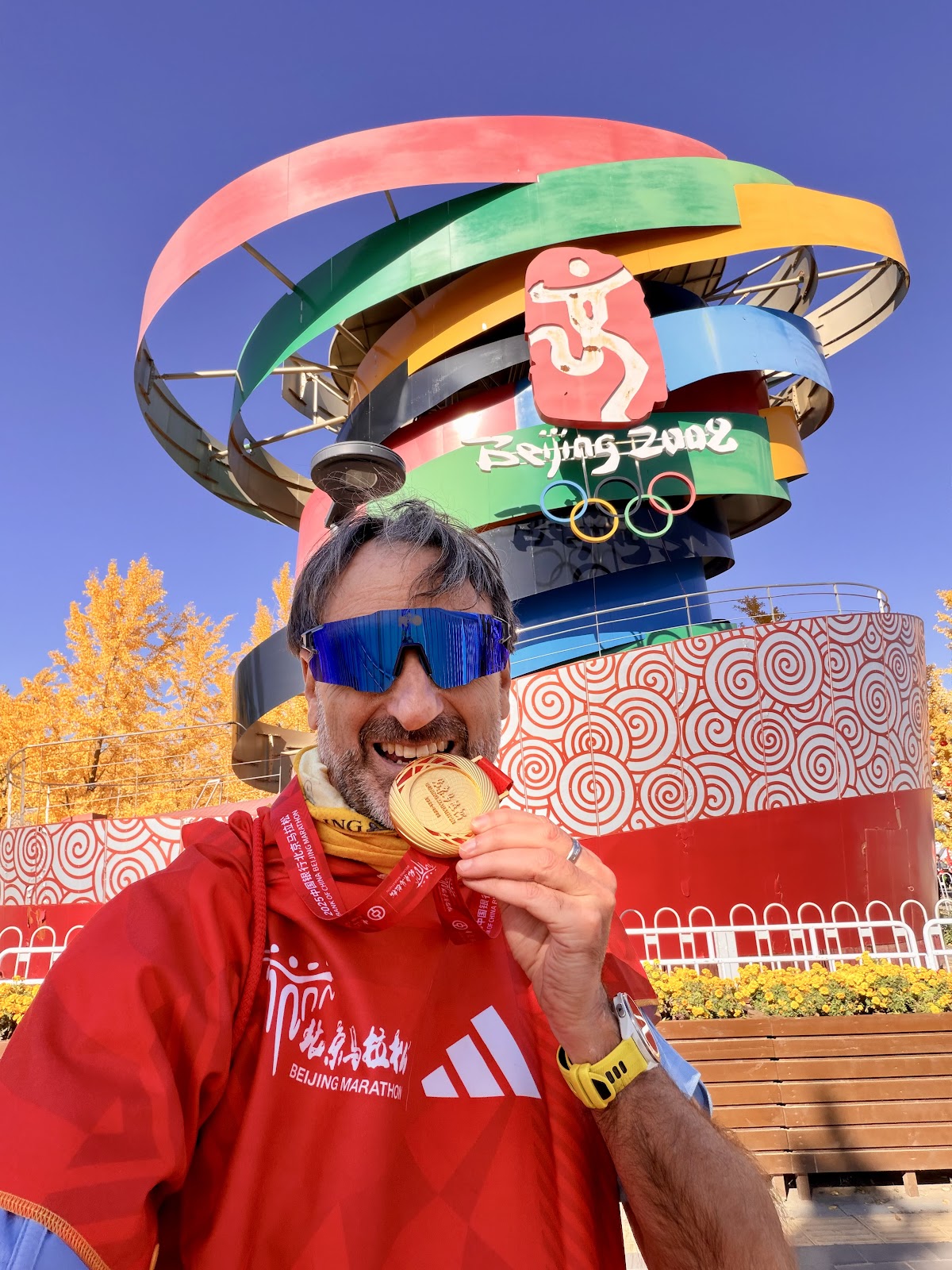 Kavarkes con medalla junto al Parque Olímpico de Beijing
